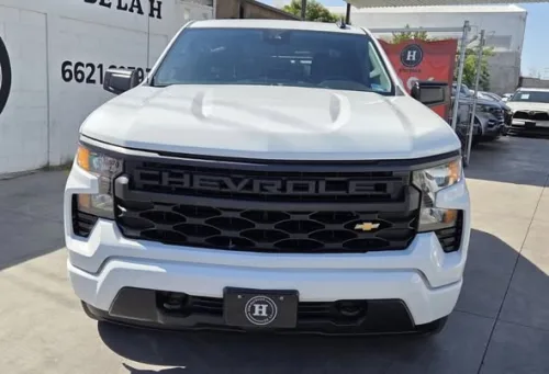 Chevrolet Silverado Custom 2023